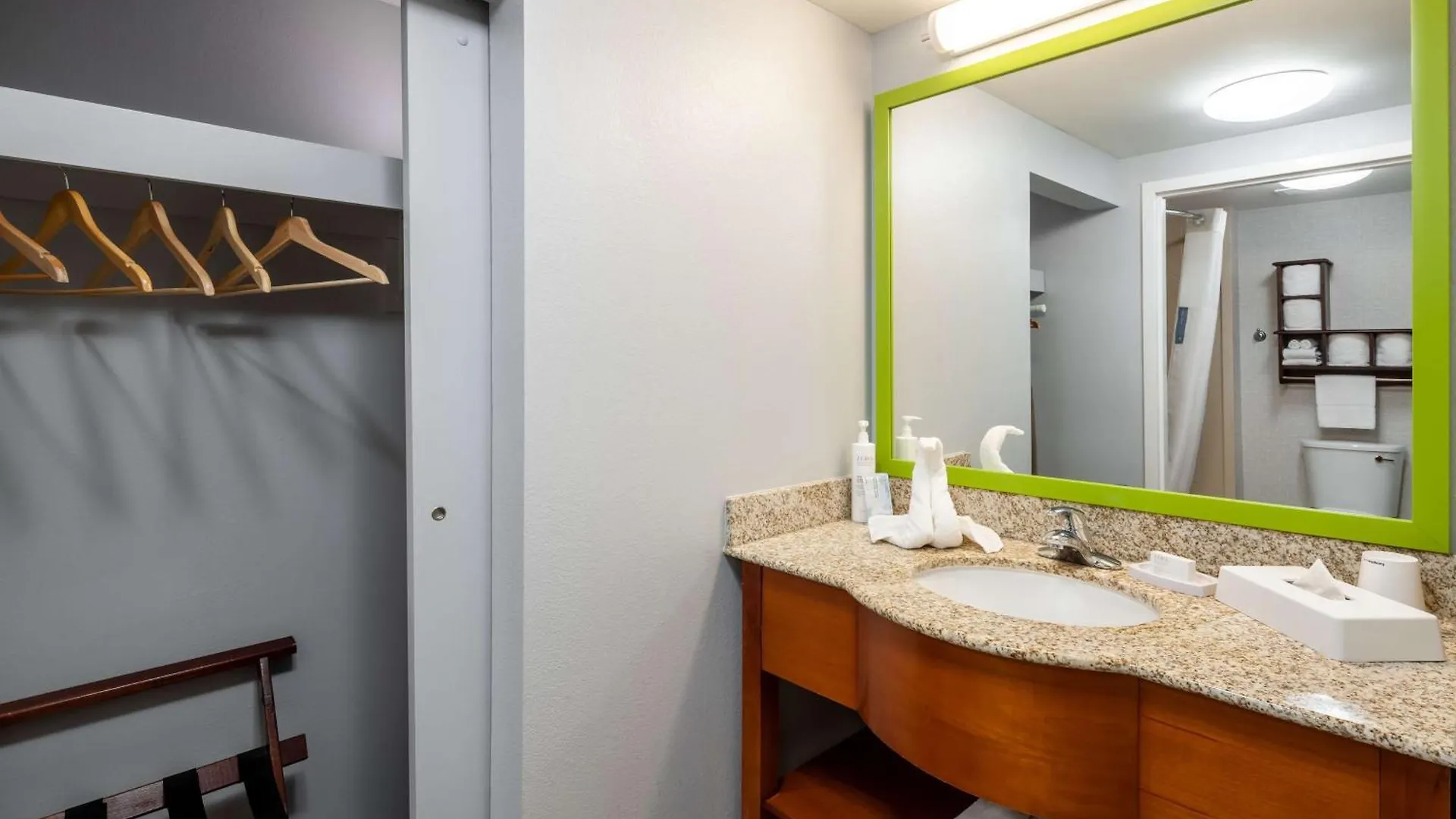 Hampton Inn & Suites St. Louis At Forest Park